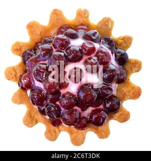 Torta al tartlet con panna e mirtilli isolati su sfondo bianco. Foto Stock
