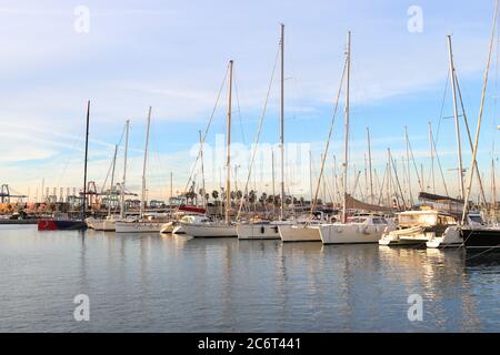 VALENCIA, SPAGNA - 27 NOVEMBRE 2018: La Marina de València, il porto di Valencia in Spagna. Foto Stock