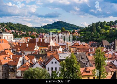 Vista aerea su una piccola città vecchia nelle montagne sotto il cielo nuvoloso Foto Stock