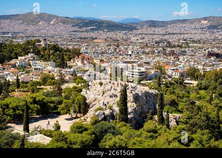 Atene, Attica / Grecia - 2018/04/02: Vista panoramica della roccia di Areopagus - Areios Pagos - vista dalla collina dell'Acropoli con la metropolitana Atene in backgroun Foto Stock