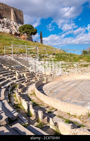Atene, Attica / Grecia - 2018/04/02: Vista panoramica del Teatro di Dionysos Eleuthereus antico teatro greco al pendio della collina dell'Acropoli Foto Stock