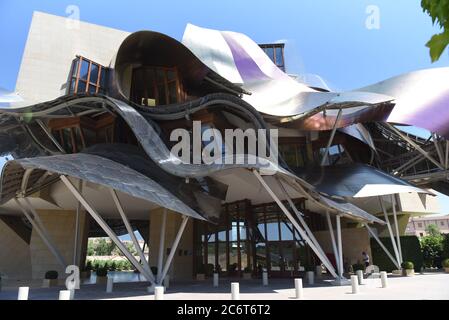 Elciego, Spagna. 11 Luglio 2020. Marques de Riscal Hotel, progettato dall'architetto Frank o Gehry, a Elciego, zona spagnola Rioja-Alavesa. Questa cantina possiede 540 ettari di vigneti e controlla altri 900 per produrre più di sei milioni di bottiglie l'anno. Circa il 60% della sua produzione viene esportata in più di 100 paesi. È la più antica cantina della provincia di Rioja. Credit: SOPA Images Limited/Alamy Live News Foto Stock