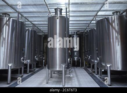 Elciego, Spagna. 11 Luglio 2020. Una vista della cantina Marques de Riscal, a Elciego, Rioja-Alavesa spagnola area.questa cantina possiede 540 ettari di vigneti e controlla altri 900 per produrre più di sei milioni di bottiglie l'anno. Circa il 60% della sua produzione viene esportata in più di 100 paesi. È la più antica cantina della provincia di Rioja. Credit: SOPA Images Limited/Alamy Live News Foto Stock