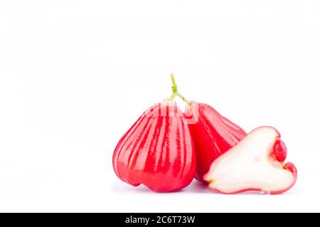 mela rossa di rosa o mele d'acqua su sfondo bianco sano cibo di frutta di mela di rosa isolato Foto Stock