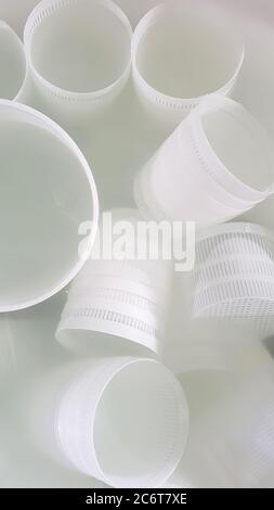 Forme in plastica per la ricotta in bagno d'acqua salata vista dall'alto Foto Stock