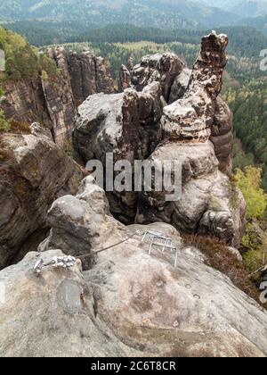 Affensteine Sassonia Svizzera. Percorso via ferrata sulla cima del popolare trekking escursionisti. Campagna, destinazione. Foto Stock