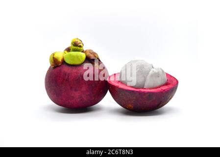 La frutta di Mangosteen in Sri Lanka è abbondantemente disponibile. Vendere mangostani durante la stagione (da maggio a settembre) è uno dei mezzi di sostentamento principali di alcune persone in giù a sud. Questi sono venduti in piccole bancarelle di frutta sul lato delle strade. Foto Stock