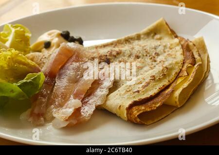 Gravlax con pancake servita foglie di insalata Foto Stock