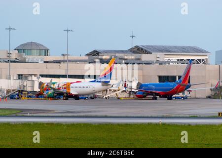 Un Airbus Allegiant Air A320-200 e UN Boeing 737 sud-ovest parcheggiati al terminal Foto Stock