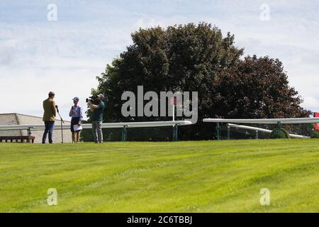 Impiegato del corso Andrew Morris intervistato da Luke Harvey per Sky Sports Racing all'ippodromo di Bangor-on-Dee. Foto Stock