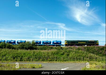 66 la locomotiva diesel Freightliner classe 66596 traina un treno di ingegneria ferroviario di rete, Warwickshire, Regno Unito Foto Stock