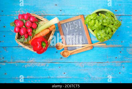 Ristorante annunciando la riapertura sulla lavagna dopo il blocco corona, gastronomia, cibo business shutdown.Food ingredienti e messaggio si siamo ba Foto Stock