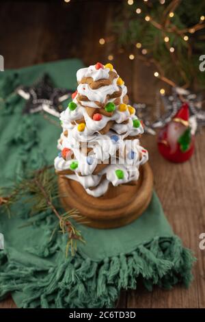 Albero di natale di pan di zenzero cotto su sfondo di legno. Primo piano Foto Stock