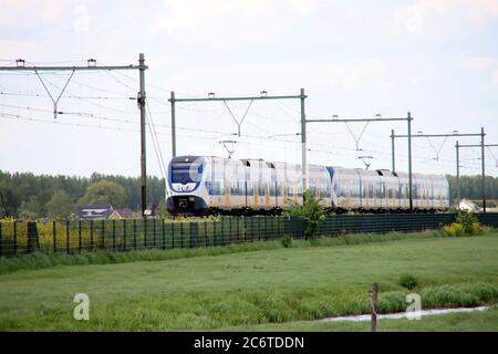 Treno locale SLT per pendolari sulla linea ferroviaria di Moordrecht tra Gouda e Rotterdam Foto Stock