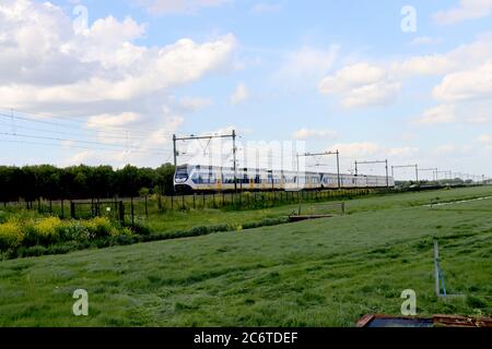 Treno locale SLT per pendolari sulla linea ferroviaria di Moordrecht tra Gouda e Rotterdam Foto Stock