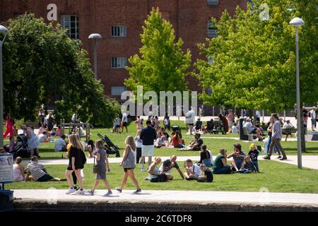 La gente che gode il tempo caldo a Stratford-upon-Avon in Warwickshire. Foto Stock