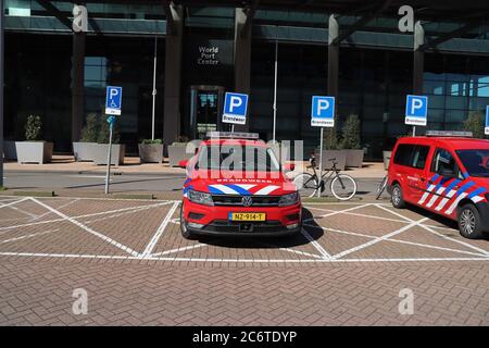 Veicoli vigili del fuoco di agenti parcheggiati prima della sede centrale dell'area di sicurezza Rotterdam Rijnmond Foto Stock