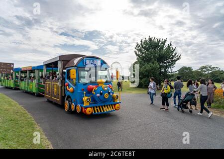 I turisti che cavalcano il treno a lato intorno al Parco Mare di Hitachi. Foto Stock