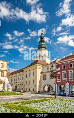 Palazzo Arcivescovile (Castello di Kromeriz), vista da Velke namesti, piazza principale di Kromeriz, Moravia, Regione Zlin, Repubblica Ceca Foto Stock