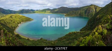 Paesaggio panoramico con il bellissimo cratere blu lago Lagoa do Fogo dalla cima della collina su sentiero escursionistico. Il lago di fuoco è il lago più alto di Sao Miguel Foto Stock