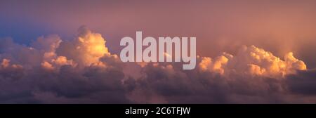 panorama skyline - bellissimo cielo tramonto con nuvole rosse nel cielo Foto Stock