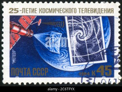 RUSSIA - CIRCA 1984: Francobollo stampato dalla Russia, spettacoli Televisione dallo spazio, 25 ° anniversario, Meteor satellite, circa 1984 Foto Stock