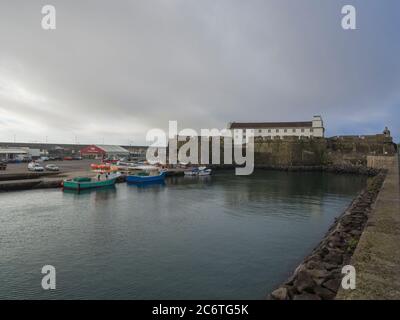Portogallo, Ponta Delgada Sao Miguel, Azzorre, 21 dicembre 2018: Forte de Sao Bra in Ponta Delgada vista al porto di pesca e barche con storia Foto Stock