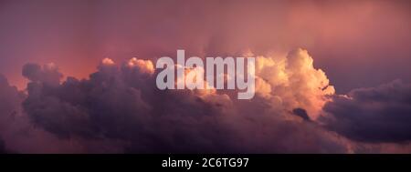 panorama skyline - bellissimo cielo tramonto con nuvole rosse nel cielo Foto Stock