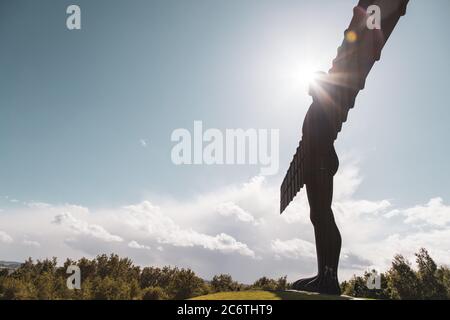 L'Angelo del Nord è una scultura contemporanea, progettata da Antony Gormley, situata a Gateshead, Tyne and Wear, Inghilterra. Foto Stock