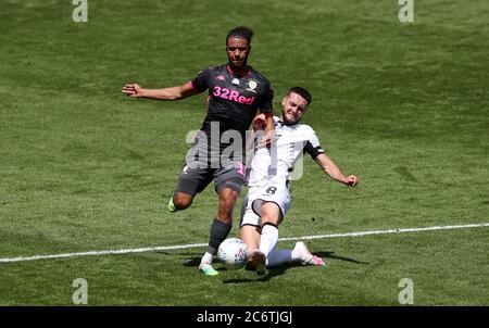 Matt Grimes (a destra) di Swansea City sfida Tyler Roberts di Leeds United durante la partita del campionato Sky Bet allo stadio Liberty di Swansea. Foto Stock