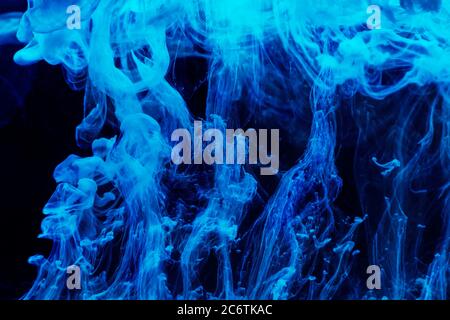 Gocce blu in movimento in acqua Foto Stock