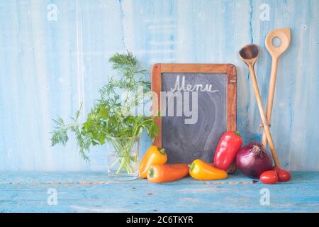 modello menu, lavagna e ingredienti alimentari, spazio libero per la copia Foto Stock