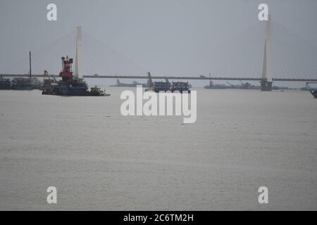 (200712) -- YUEYANG, 12 luglio 2020 (Xinhua) -- Foto scattata il 12 luglio 2020 mostra il canale principale del lago di Dongting, con livello dell'acqua che supera il livello garantito, nella città di Yueyang, provincia di Hunan della Cina centrale. L'acqua in una delle stazioni idrologiche del secondo lago d'acqua dolce più grande della Cina ha superato il livello garantito a causa delle continue precipitazioni e degli afflussi a monte. Domenica alle ore 3 circa, l'acqua alla stazione idrologica di Chenglingji del lago di Dongting, nella provincia di Hunan, in Cina centrale, ha raggiunto i 34.56 metri, i 0.01 metri più in alto del livello garantito e i 2.06 metri più in alto Foto Stock