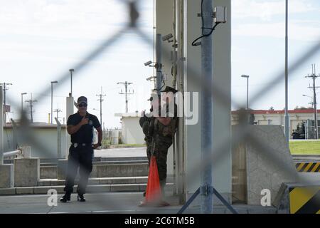 La polizia militare e la sicurezza stanno alla guardia principale del campo del corpo dei Marine degli Stati Uniti, Schwab. La controversa costruzione della nuova pista si svolge all'interno della base. Foto Stock