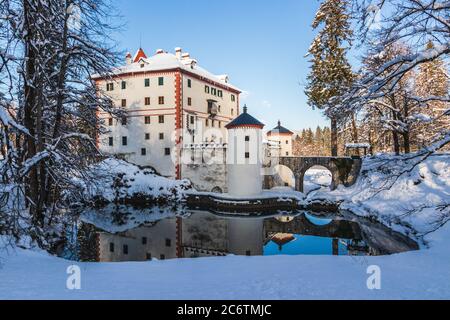 Castello Snežnik Slovenia inverno neve acqua riflessione Foto Stock