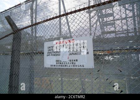 Nago, Okinawa, Giappone. 24 Settembre 2019. Un cartello sulla recinzione indica il territorio del campo del corpo dei Marine degli Stati Uniti, Schwab. La controversa costruzione della nuova stazione aerea avviene all'interno della base. Credit: Jahee Lee/SOPA Images/ZUMA Wire/Alamy Live News Foto Stock