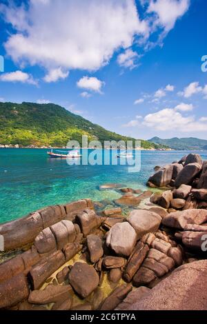 Montagna verde e roccia di bellezza e acqua di mare turchese e cielo blu è un paradiso a Koh tao thailandia Foto Stock