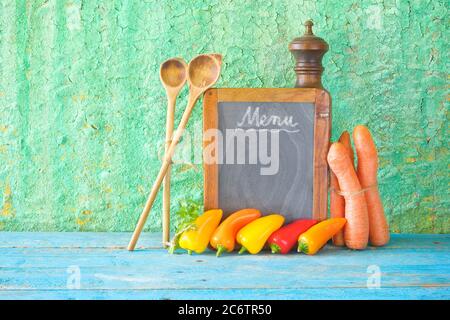 modello menu, lavagna e ingredienti alimentari, spazio libero per la copia Foto Stock