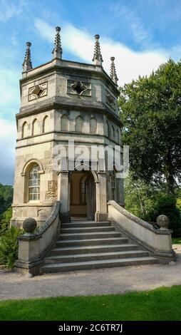 Torre Octagon sulla cima della collina che si affaccia sul Giardino Acqueo Studley Royal, vicino a Ripon in Inghilterra Foto Stock