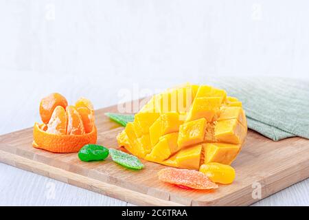 Fette quadrate di mango Alfonso giacciono su una tavola di legno pronta a mangiare. Copia dello spazio. Foto Stock
