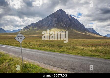 Il passaggio di mettere a segno Buachaille Etive Mor Glencoe Highlands scozzesi Scotland Regno Unito Foto Stock