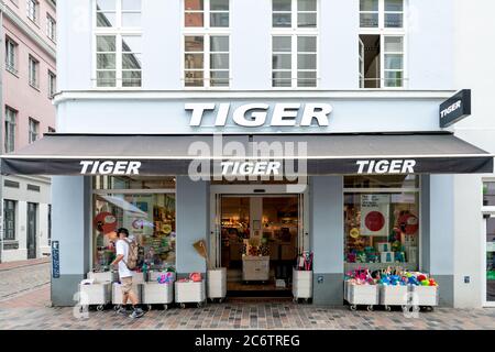 Negozio di tigri a Rostock, Germania. Flying Tiger Copenhagen è una catena di negozi di varietà danesi e ha quasi 1,000 negozi in tutto il mondo. Foto Stock