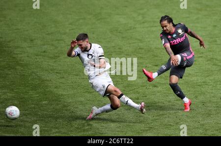 L'Helder Costa di Leeds United (a destra) passa davanti al Matt Grimes di Swansea City durante la partita del campionato Sky Bet allo stadio Liberty di Swansea. Foto Stock