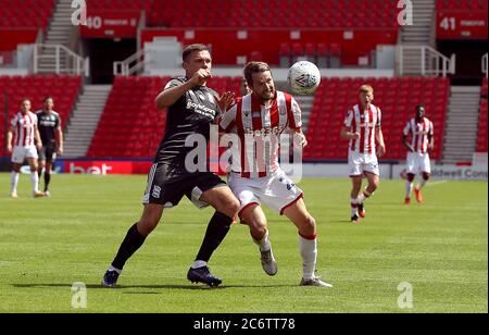 Stoke City's Nick Powell (a destra) e Harlee Dean di Birmingham battaglia per la palla durante la partita del campionato Sky Bet allo stadio Bet365, Stoke. Foto Stock