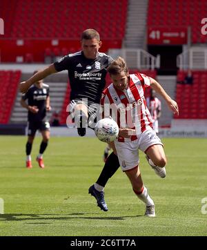 Stoke City's Nick Powell (a destra) e Harlee Dean di Birmingham battaglia per la palla durante la partita del campionato Sky Bet allo stadio Bet365, Stoke. Foto Stock