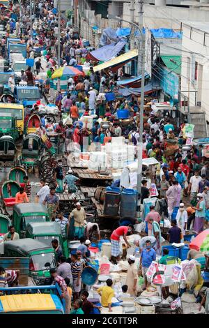 Dhaka, Bangladesh - 10 luglio 2020: Centinaia di persone throng un mercato della cucina nella zona di Kawranbazar di Dhaka senza preoccuparsi per la distanza fisica cruc Foto Stock