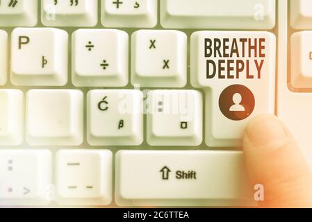 Il testo di scrittura di parole respira profondamente. Foto di business che mostra per prendere un sacco di aria nei polmoni inaleexhale completamente PC tastiera tasto con punta finge Foto Stock