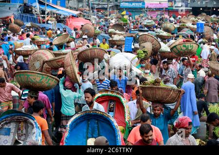 Dhaka, Bangladesh - 10 luglio 2020: Centinaia di persone throng un mercato della cucina nella zona di Kawranbazar di Dhaka senza preoccuparsi per la distanza fisica cruc Foto Stock