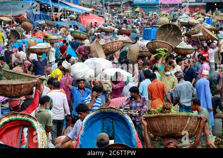 Dhaka, Bangladesh - 10 luglio 2020: Centinaia di persone throng un mercato della cucina nella zona di Kawranbazar di Dhaka senza preoccuparsi per la distanza fisica cruc Foto Stock