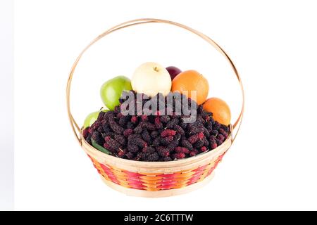 Composizione frutta fresca assortita come arancia, pera cinese, gelso, mela rossa e applein verde cesto di bambu vimini su frutti di fondo bianchi Foto Stock